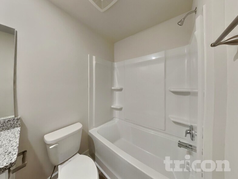 Building Photo - 3326 Quintana Dr