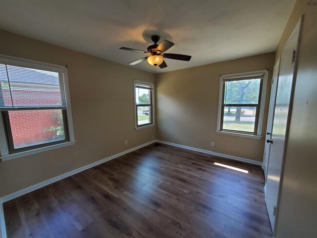Building Photo - 4402 Phillips Dr