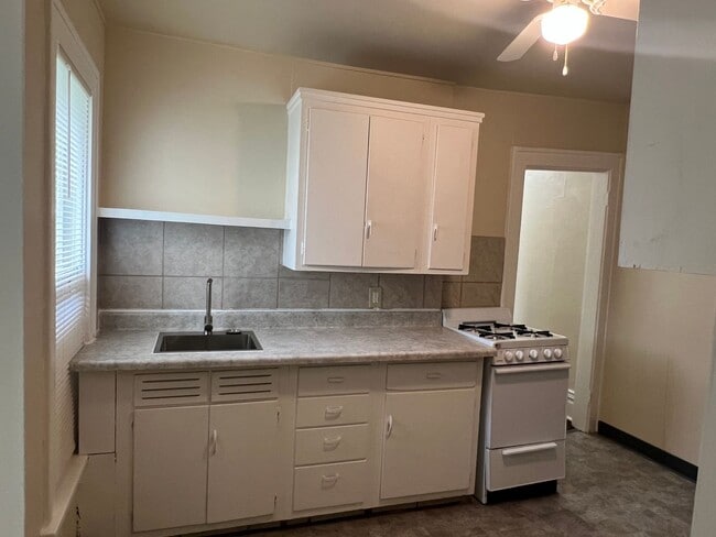 Building Photo - Studio with Bathroom Located Downtown - AL...
