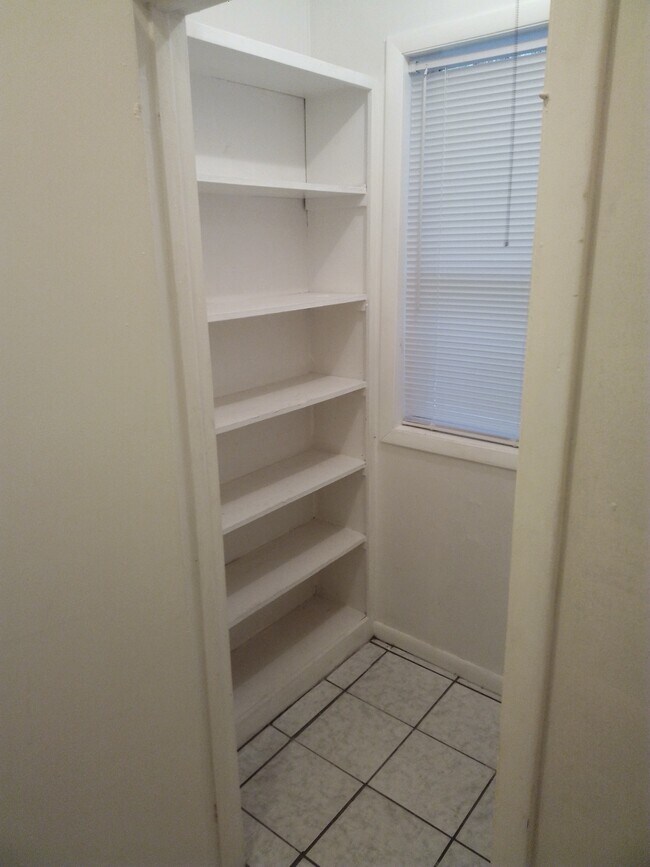 Building Photo - 2112 Allandale Cir W