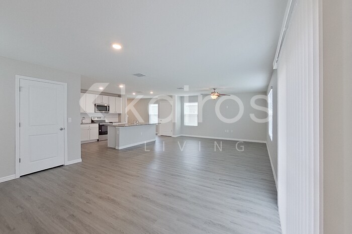 Building Photo - 8650 SW 44th Ct