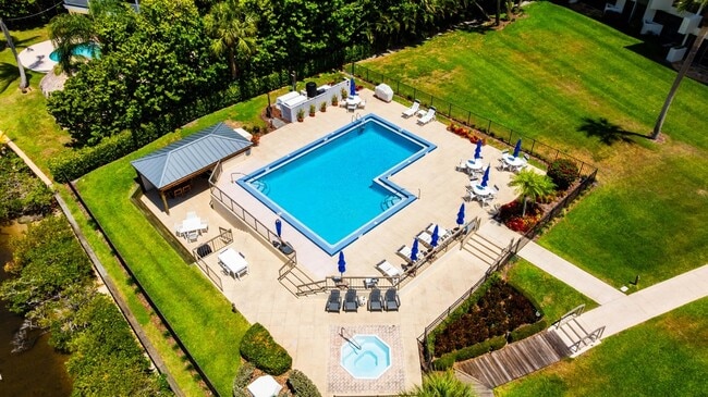 Building Photo - 625 NW North River Dr