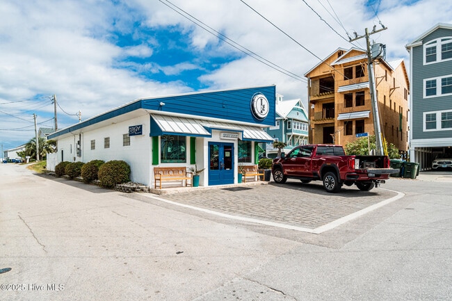 Building Photo - 202 Dobbs St