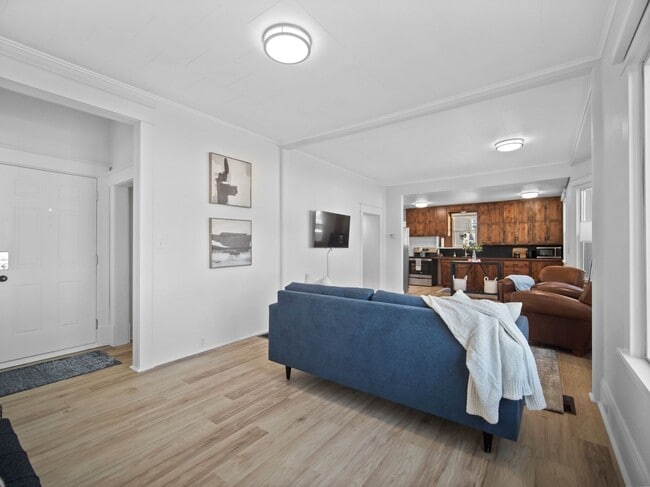 Primary Photo - Craftsman on Madison (Furnished)