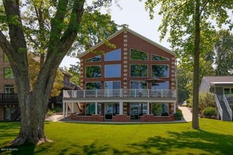 Building Photo - Luxury Lake Living