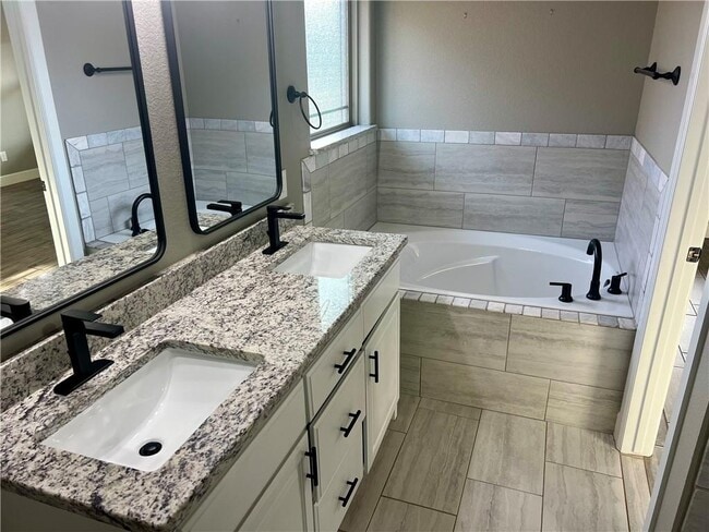 Building Photo - 818 MacDonald Dr