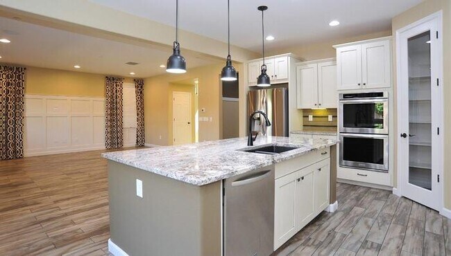 Building Photo - Stunning Executive Home (former model) in ...