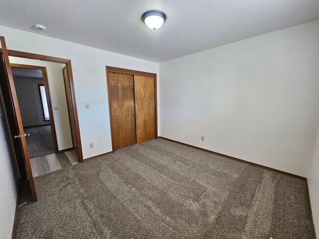 Building Photo - Beautiful 4 Bedroom Home on the Lake-May Rent FREE!