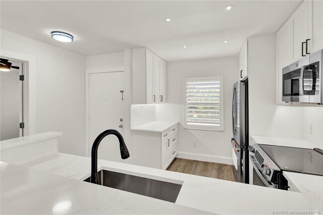 Building Photo - 1950 SW Palm City Rd