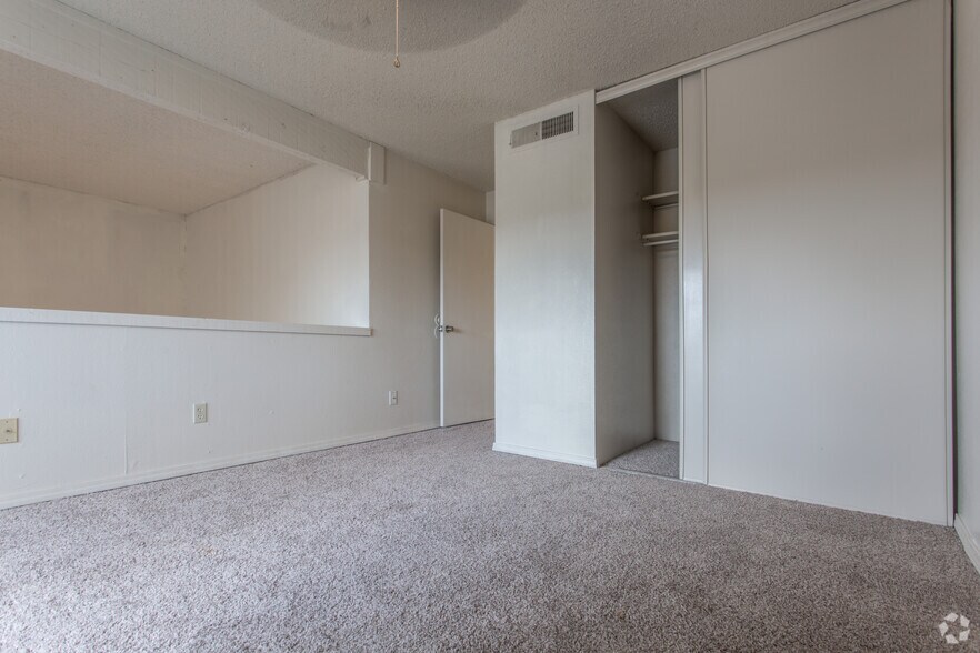 2 BR, 2 BA - 894 SF - Holleman Oaks