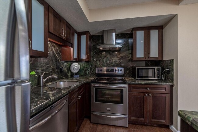 Building Photo - 1050 SE 15th St