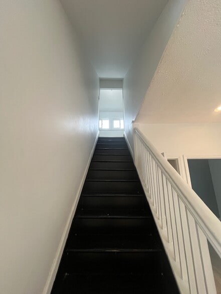 Building Photo - 934 W Garfield Ave