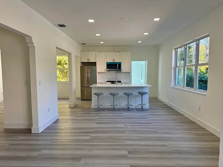 Building Photo - 340 NE 125th St