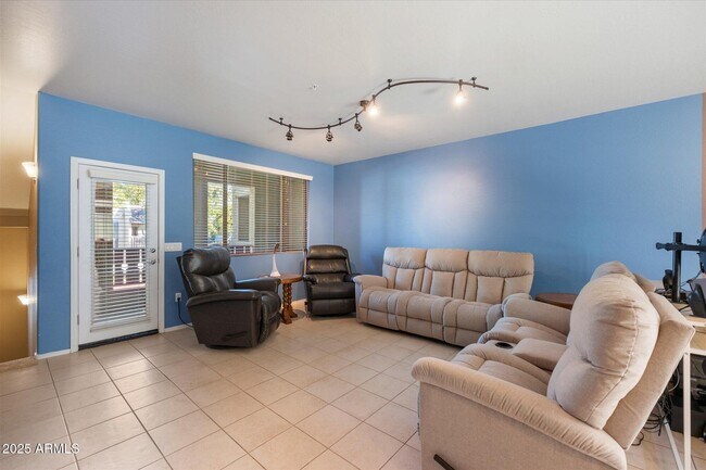 Building Photo - 3250 W Greenway Rd