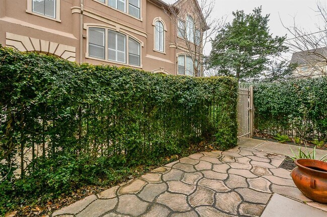 Building Photo - 2422 Dorrington St