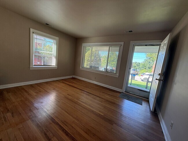Building Photo - Conveniently Located 2BR Home with Garage & Backyard