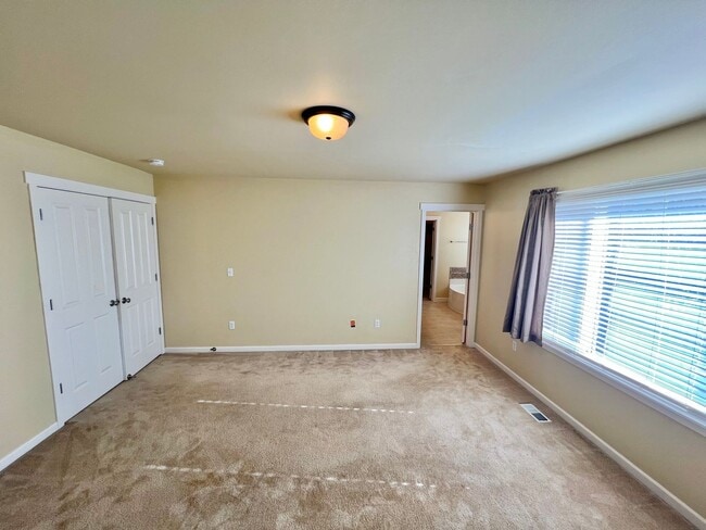 Building Photo - MOVE IN READY: 4bd 2.5ba 2,086 sq ft