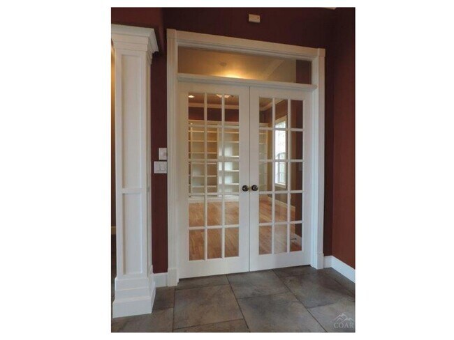 Building Photo - Awbrey Butte Home with Views!