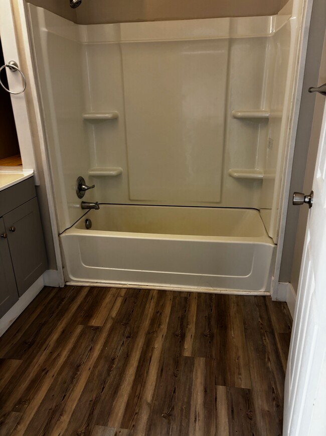 Building Photo - 129 Meachem Ave