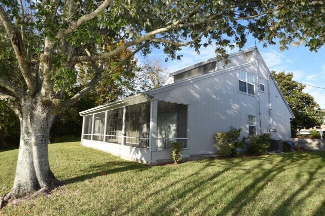 Building Photo - Salt water canal, 2 story home