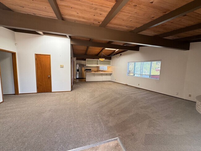 Building Photo - 611 Clubhouse Dr