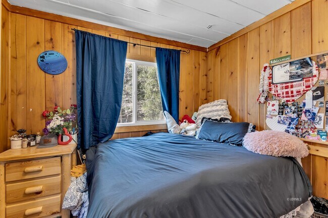 Building Photo - 3 bd 2 ba country cabin close to town