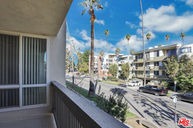 Building Photo - 809 S Bundy Dr