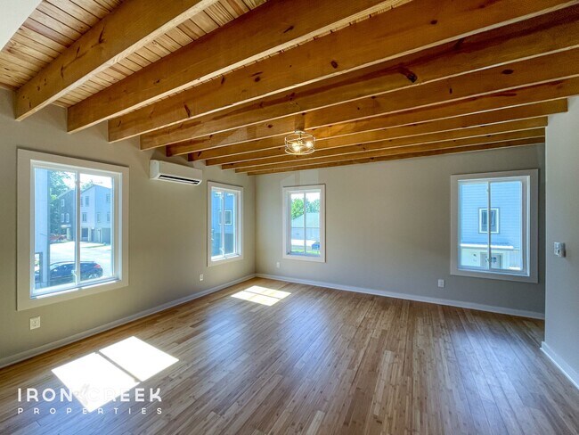 Building Photo - Beautiful, Brand-New Compact Cottage in So...