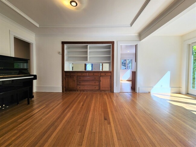 Building Photo - Charming Single Family Home in Downtown Pa...