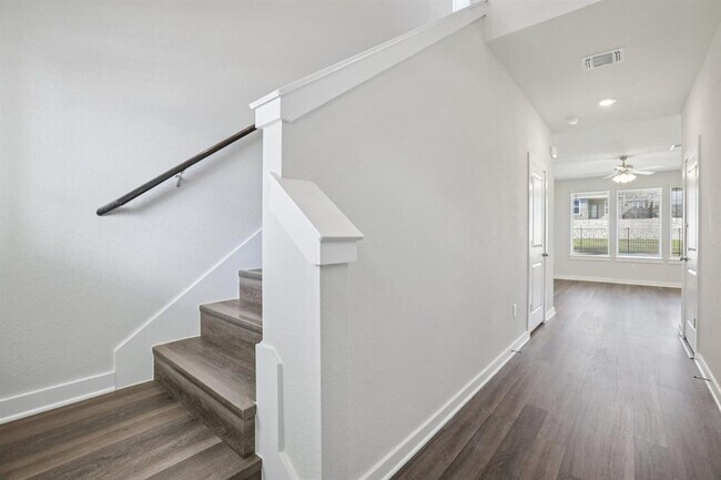 Building Photo - 2332 Delano Dr