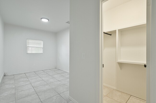 Building Photo - 4720 SE 50th St