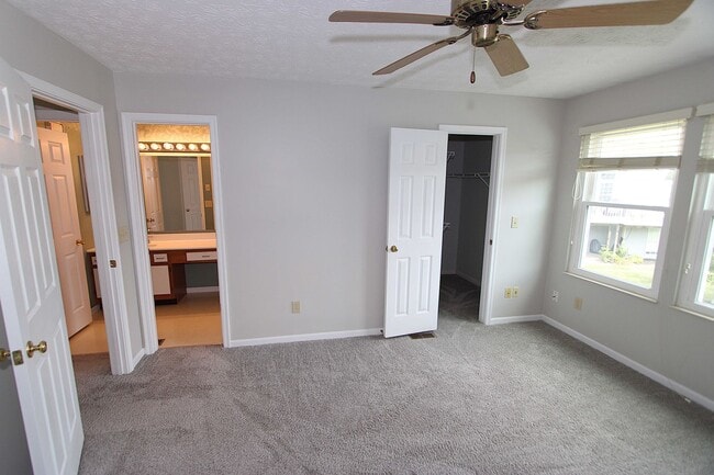 Building Photo - 2 Bedroom 1 and half Bathroom Single Famil...