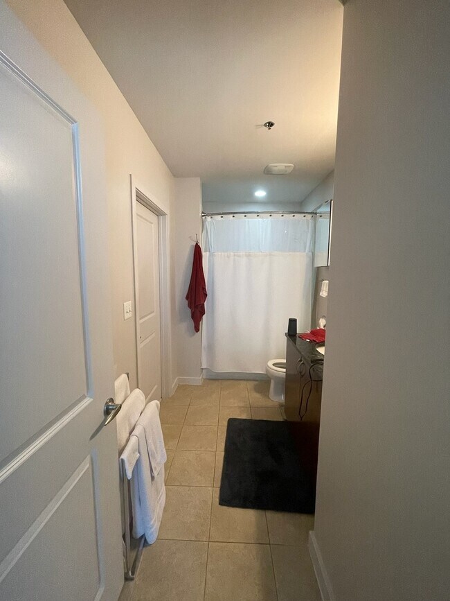 Jack/Jill Bath - 301 Demonbreun St