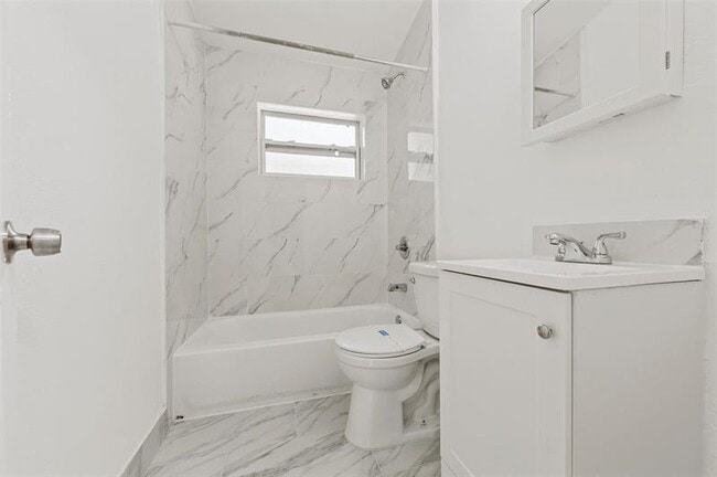 Building Photo - 1524 NW 18th Ct