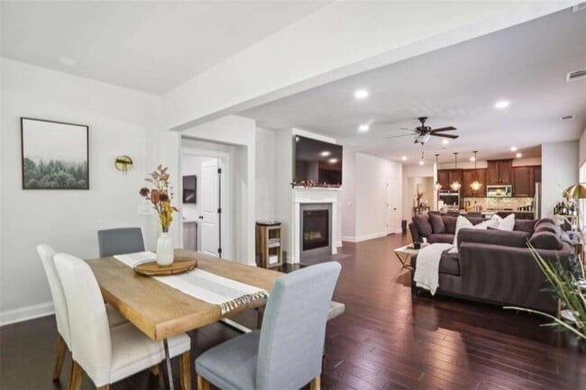 Building Photo - 1122 Hibiscus Way SW