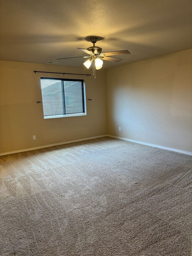 Building Photo - Everything you need! 3 bed/2.5 bath, 2-car garage