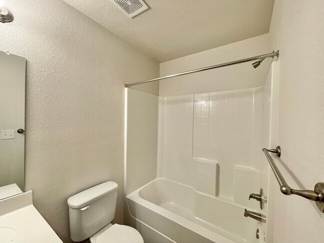 Building Photo - 1712 Clovis Dr