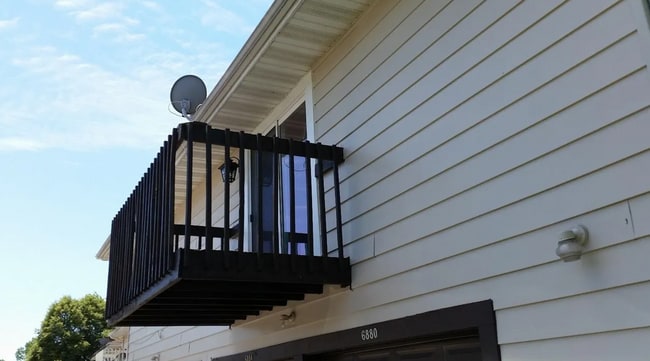 Building Photo - 2 bedroom condo with central air