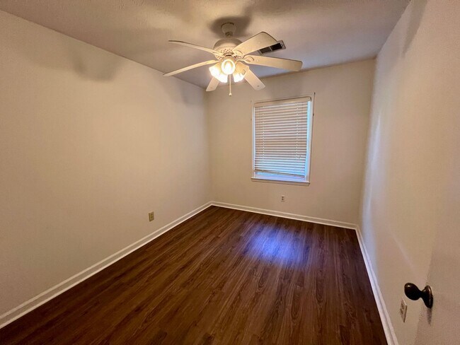 Building Photo - 1402 Northgate Dr