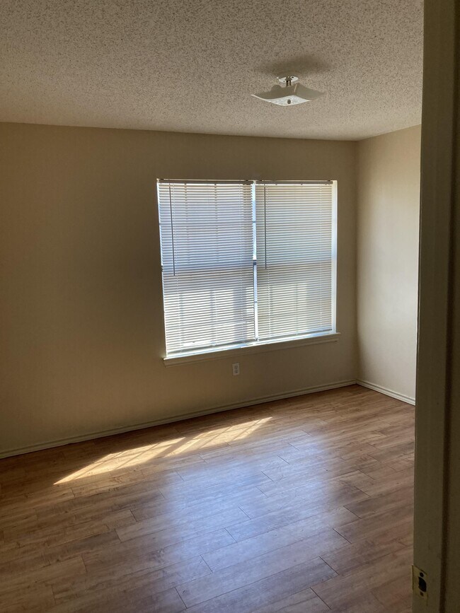 Building Photo - 542 Amigos Ln