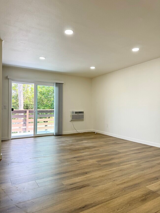 Building Photo - 440 W Orangewood Ave