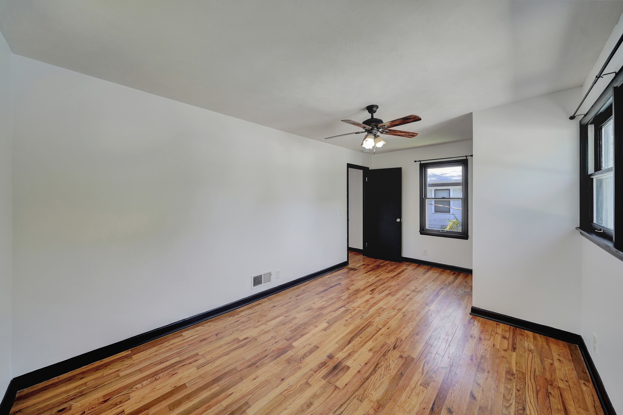 Building Photo - 4812 Hillside St