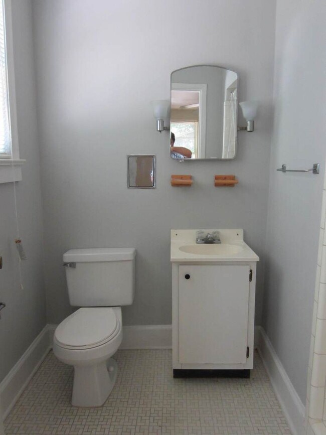 Building Photo - Large 3BD/2B with 2 living rooms!  Walk to VSU!!