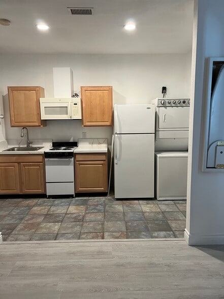 kitchen - 11070 Densmar Rd