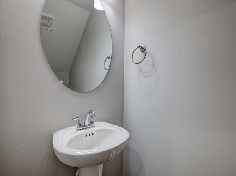 Building Photo - 2129 Bayport Ave