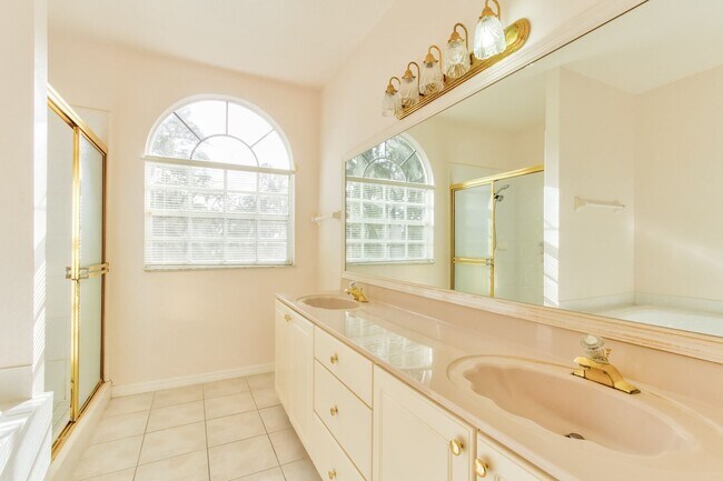 Building Photo - Beautiful Lake front home in West Kissimmee