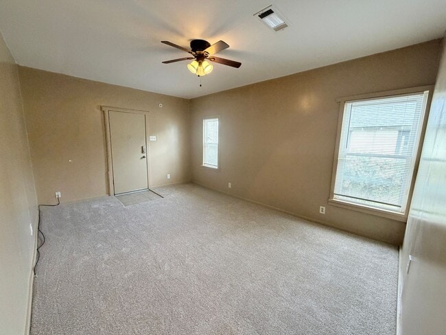 Building Photo - Updated 2 bed 1 bath