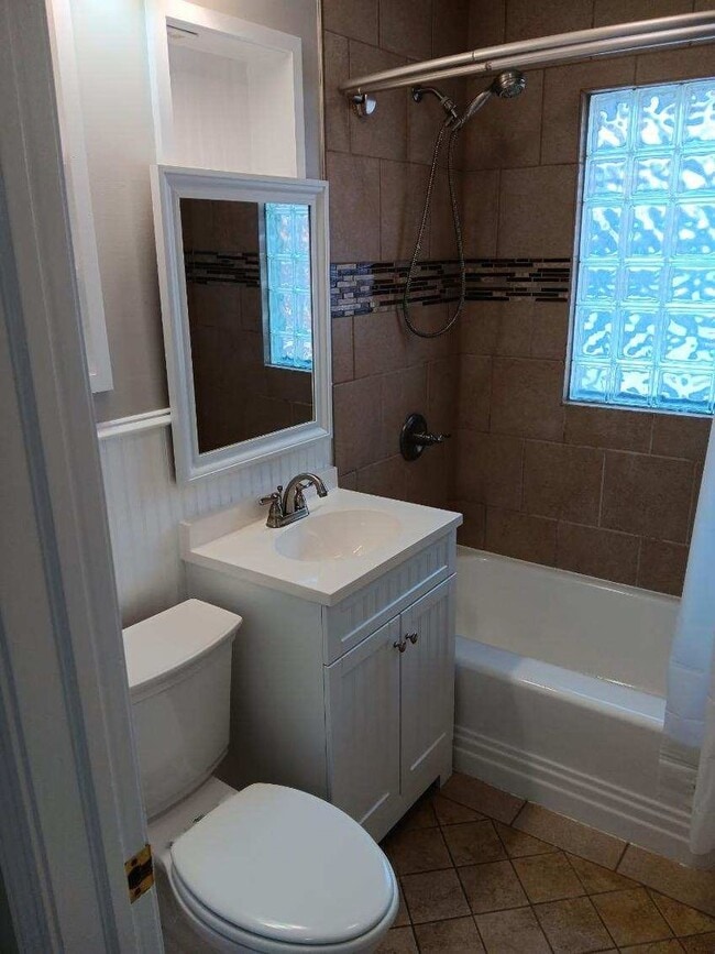 Building Photo - Charming 3 bedroom near Washburn University.