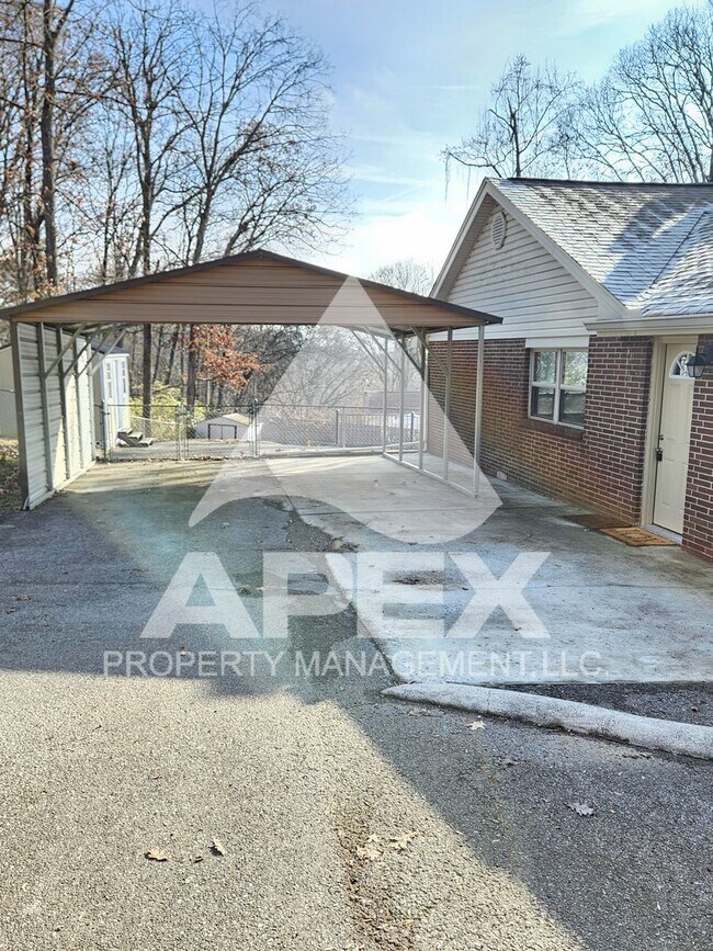 Building Photo - Spacious 4Bd – 2Ba Tri-Level Brick Home in North Knoxville!