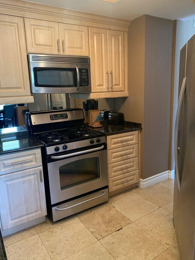Building Photo - Fully Furnished - Gaurd Gated - Close to S...